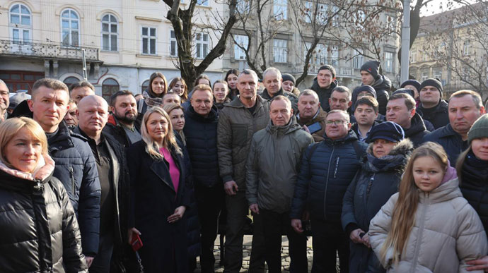 Мэры 30 городов приехали во Львов, чтобы поддержать Атрошенко во время рассмотрения апелляции  