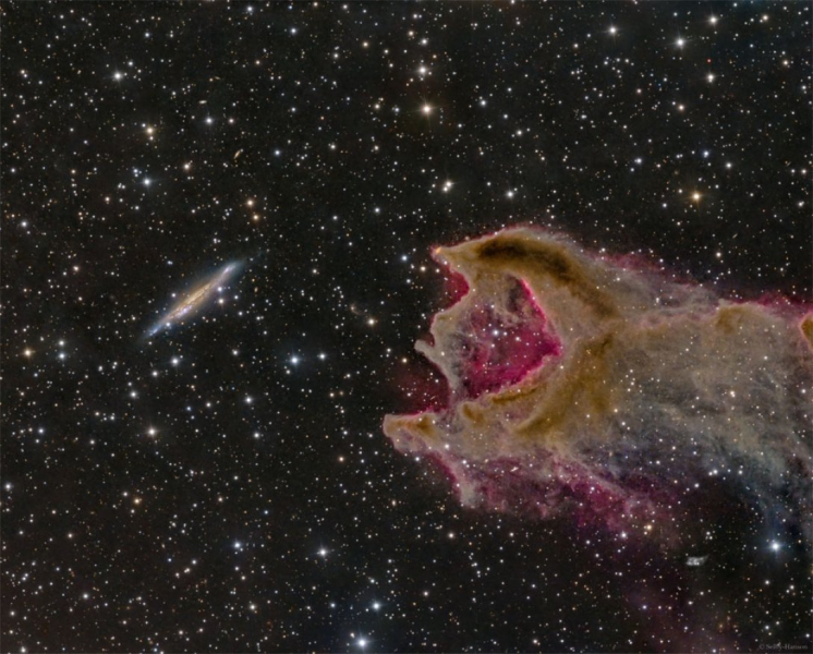 NASA показало снимок странного космического «существа», которое съедает галактику: что это (фото)