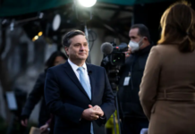 Руководитель аппарата Белого дома, который работал с Байденом 30 лет, уходит в отставку – NYT