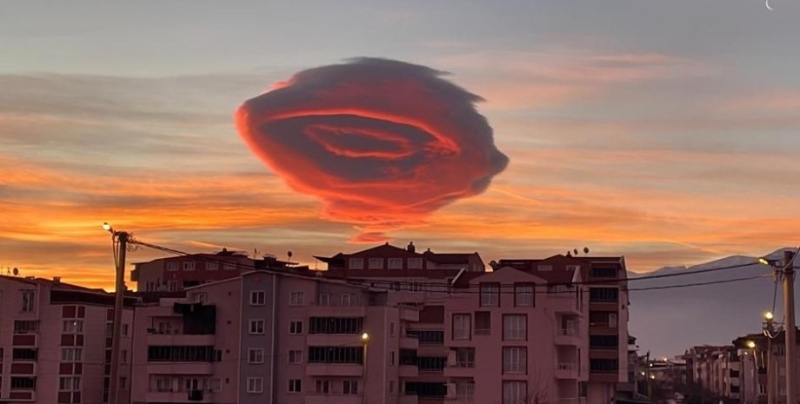 Шар из «сладкой ваты». Как появилось розовое облако «НЛО» и почему его фото завирусилось (фото)