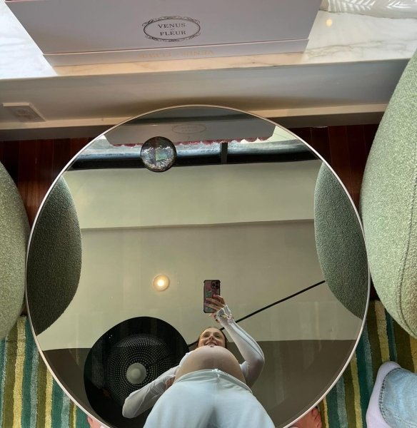 Софи Тернер поделилась архивными фото своей беременности