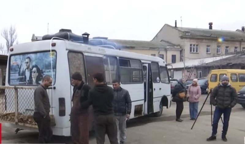Старую маршрутку «Богдан» превратили в передвижную баню для защитников Украины (видео)