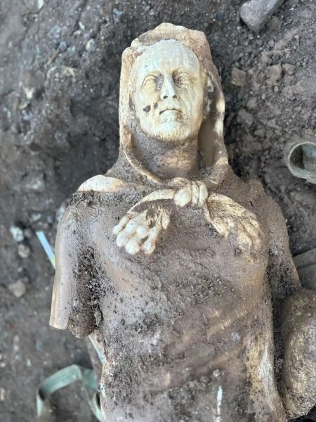 В Италии во время ремонта канализации нашли древнеримскую статую Геркулеса (фото)
