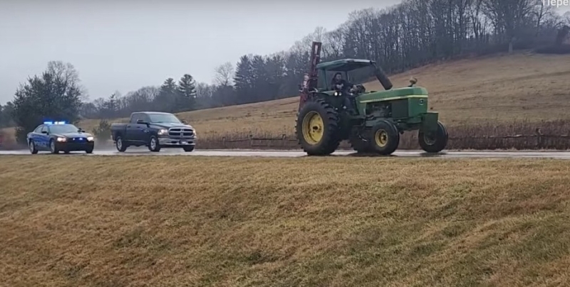 В США полиция час преследовала злоумышленника на тракторе (видео)