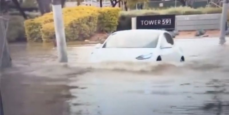 В США Tesla Model 3 проехала по затопленной дороге