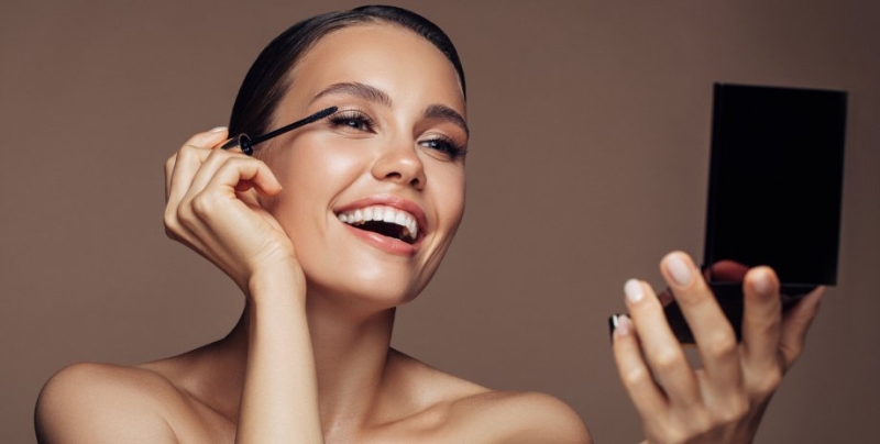 Визажист назвала популярный прием макияжа, который визуально придает женщинам возраст