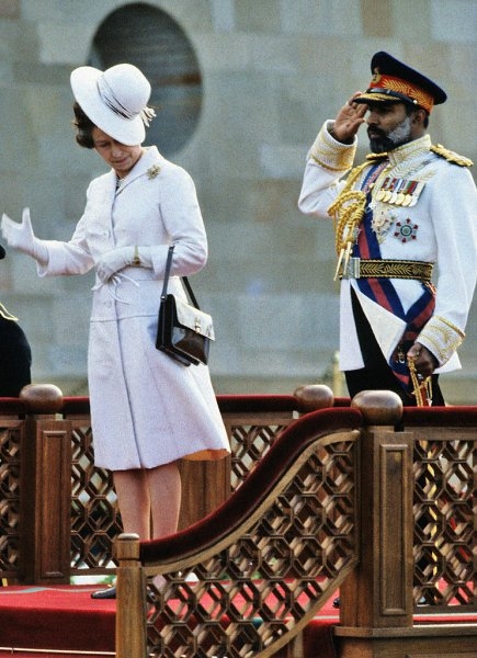 Забавная ситуация: вспоминаем, как с королевы Елизаветы II слетела шляпа на мероприятии (фото)