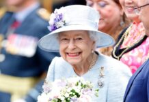 Забавная ситуация: вспоминаем, как с королевы Елизаветы II слетела шляпа на мероприятии (фото)