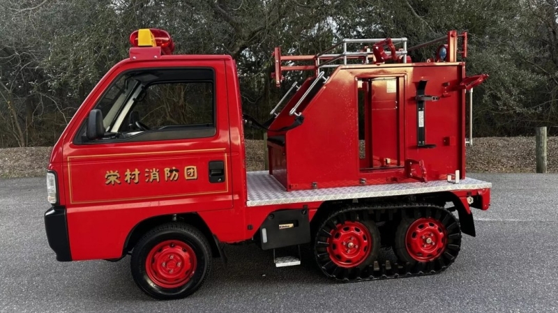 Как выглядит самое маленькое пожарное авто в мире (видео)