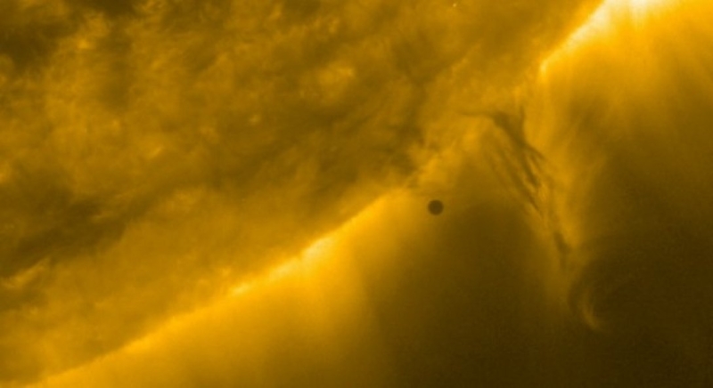 Маленькая песчинка. Космический аппарат ЕКА запечатлел движение Меркурия на фоне Солнца (видео)