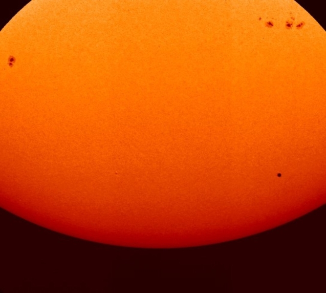 Маленькая песчинка. Космический аппарат ЕКА запечатлел движение Меркурия на фоне Солнца (видео)
