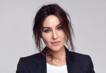 Моника Беллуччи в чулках появилась на обложке греческого Vogue