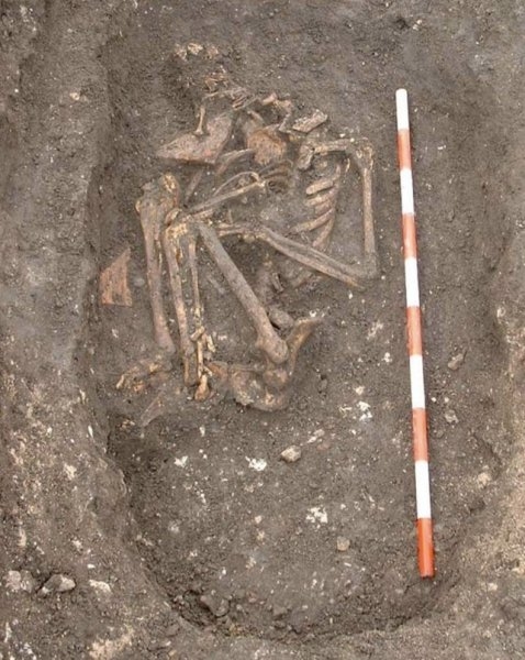 Необычное захоронение: археологи обнаружили тело женщины в позе эмбриона