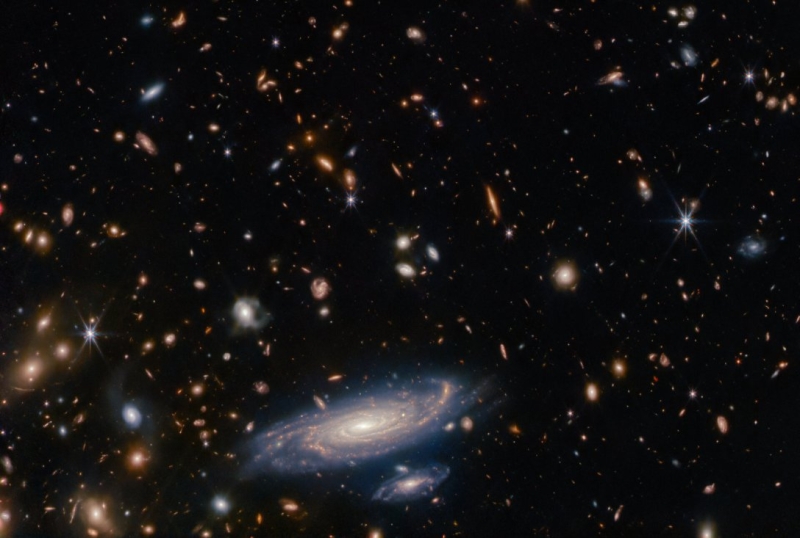 Невероятное зрелище. Тысячи галактик вокруг одной видно на изображении телескопа Уэбб (фото)