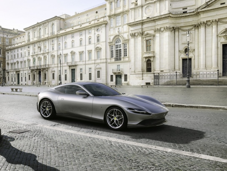 Новенький суперкар Ferrari за $250 000 попал в странное ДТП прямо в автосалоне (фото)