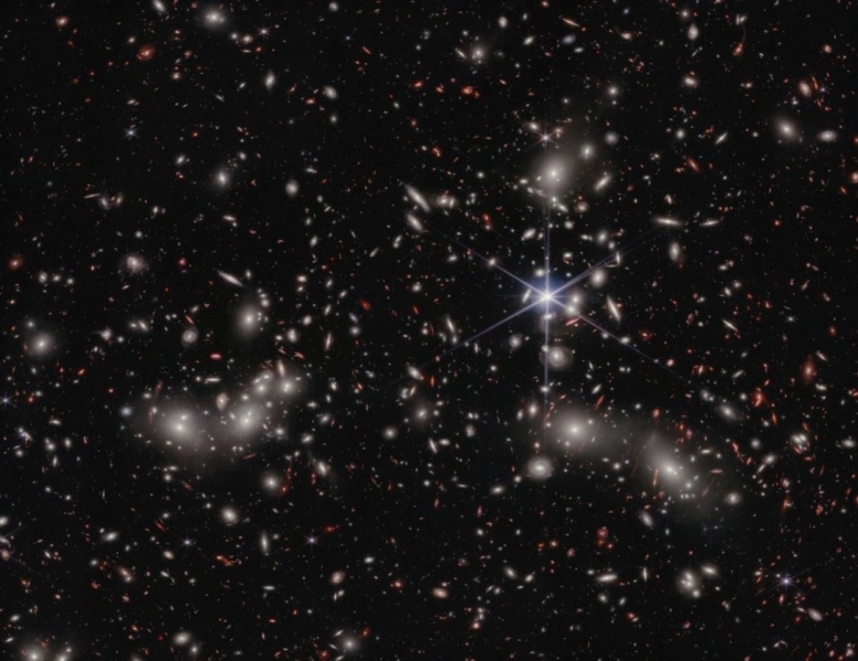 Новый снимок телескопа Уэбб показал ранее неизвестные особенности гигантского скопления галактик (фото)