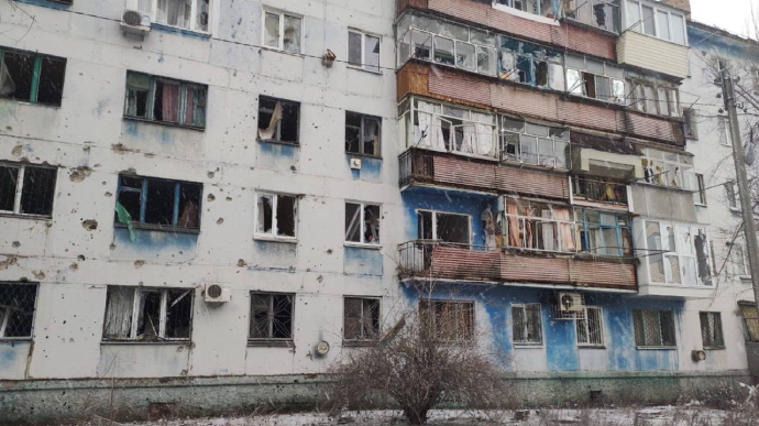 Оккупанты обстреляли Днепропетровскую область: попали по многоэтажкам, убили человека 