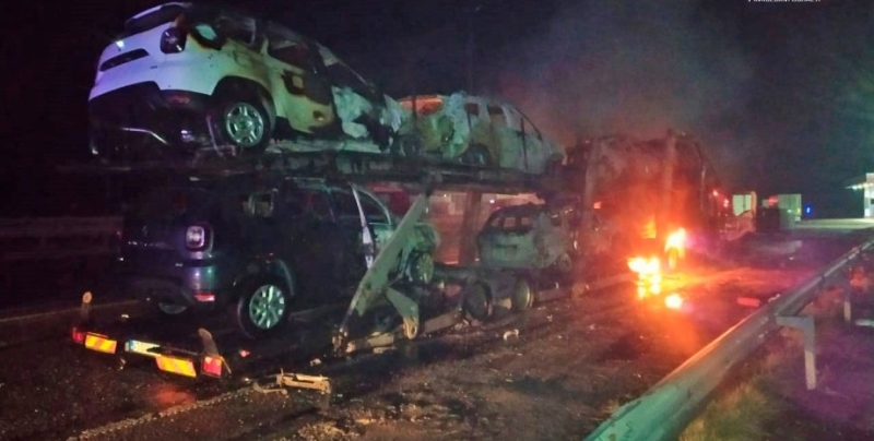 Под Киевом дотла сгорел автовоз с новенькими кроссоверами Renault (фото)