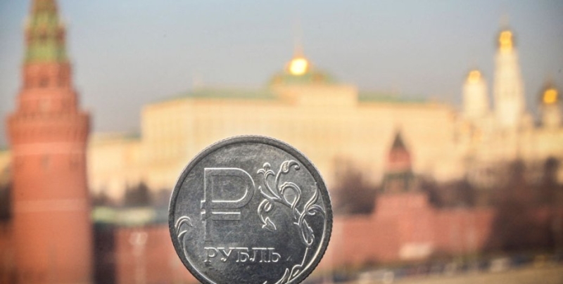 Рубль устанавливает новые антирекорды накануне санкций: что происходит с валютой РФ