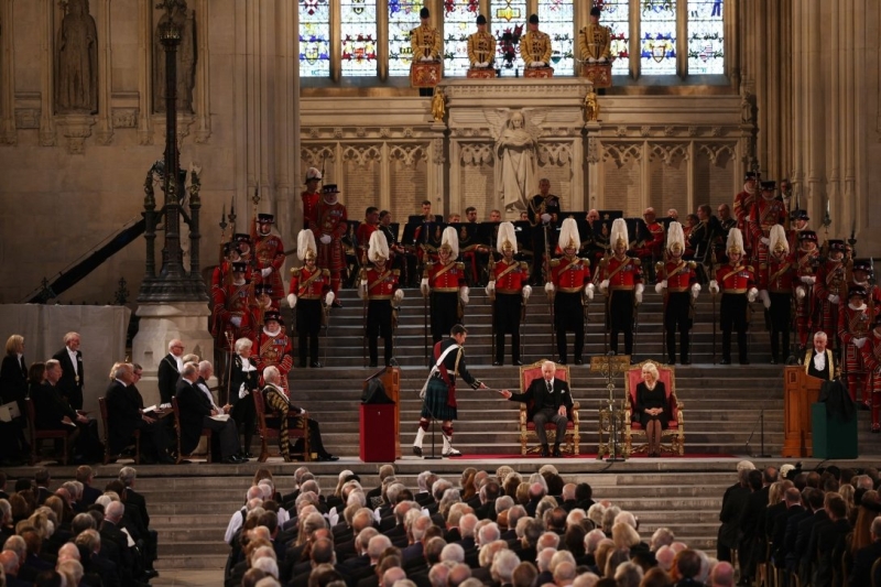 Сколько платят персоналу британской королевской семьи