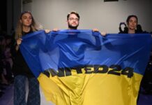 Украинские дизайнеры вышли на подиум с желто-синим флагом во время Лондонской недели моды (видео)