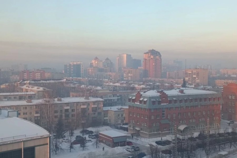 В 12 городах Сибири в России объявили режим «черного неба»: что происходит (видео)