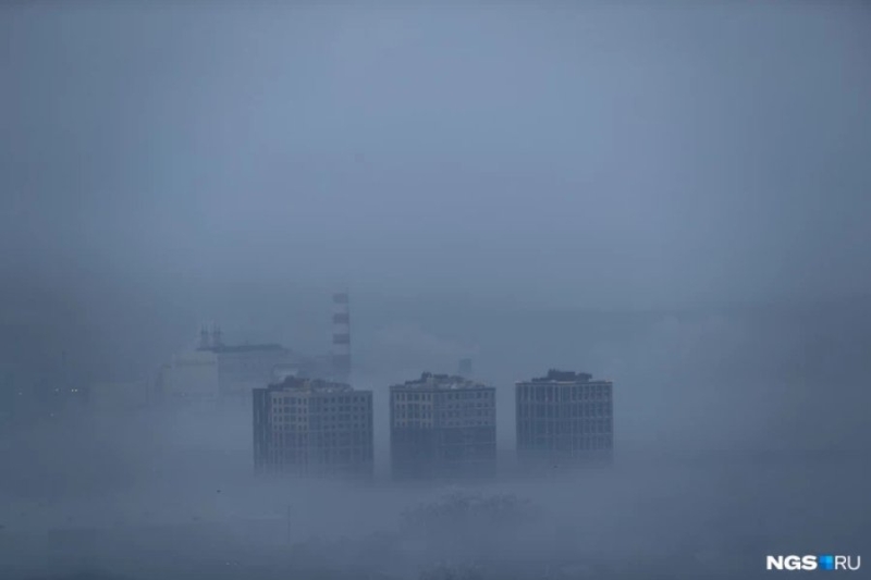 В 12 городах Сибири в России объявили режим «черного неба»: что происходит (видео)