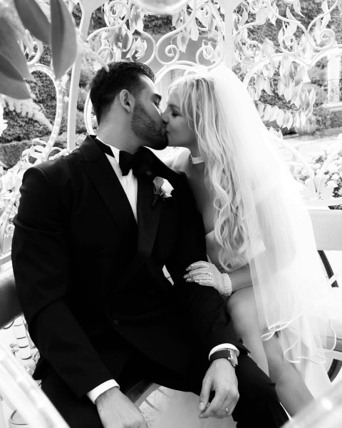 В Instagram Бритни Спирс появилось новое свадебное фото