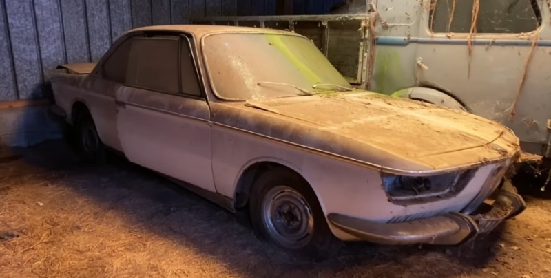 Во Франции обнаружили огромную коллекцию заброшенных ретро-авто (фото, видео)