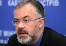 Зеленский лишил гражданства ряд чиновников времен Януковича