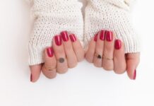 Малиново-красный. Назван самый популярный цвет маникюра на март 2023