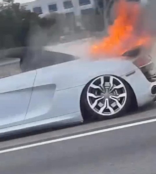 Редкий суперкар Audi сгорел дотла на ровном месте (видео)