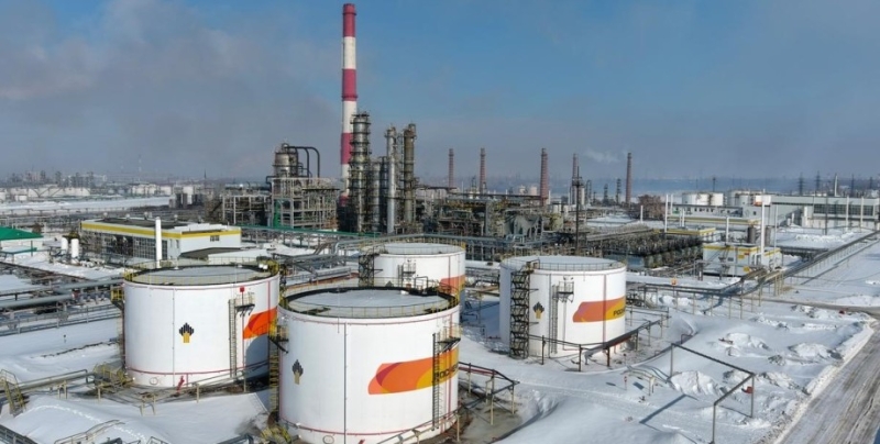 Российская нефть теряет в цене: Urals за год подешевела почти в два раза