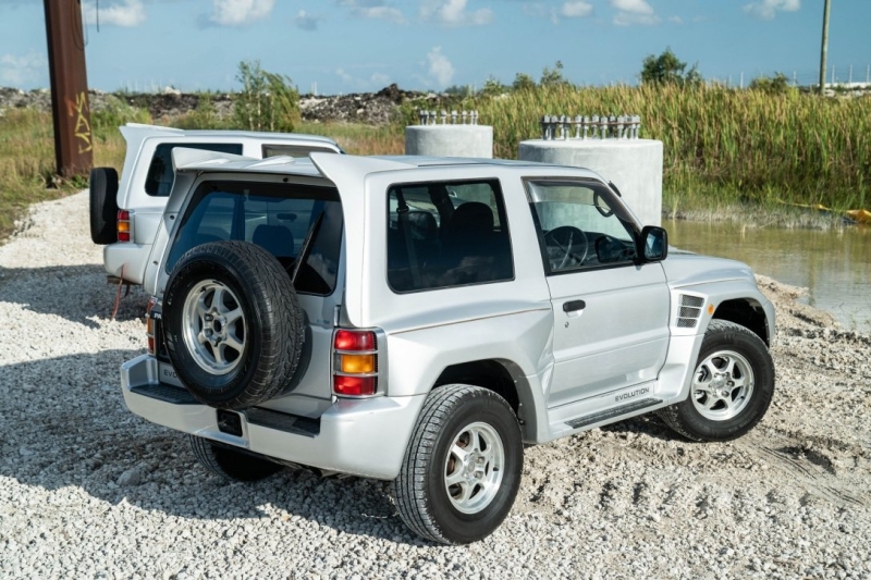 26-летний Mitsubishi Pajero продают по цене новой Tesla (фото)