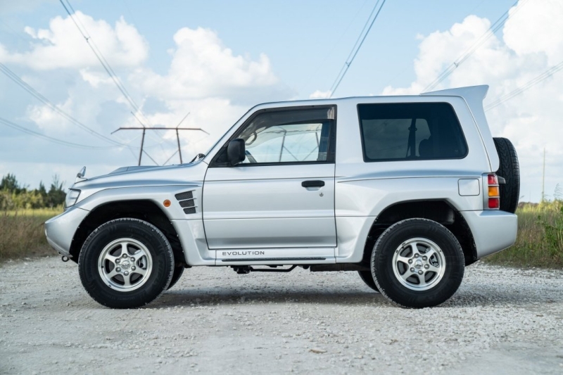 26-летний Mitsubishi Pajero продают по цене новой Tesla (фото)