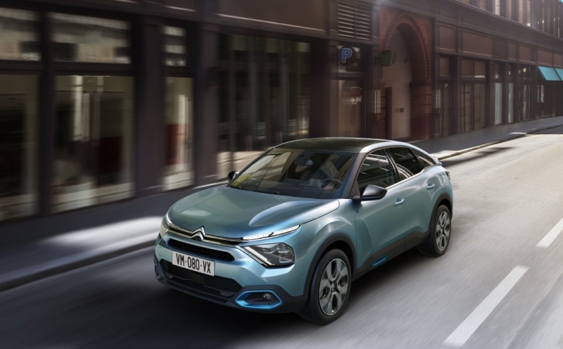 Citroen показали недорогие электрокроссоверы e-C4 и e-C4 X с запасом хода свыше 400 км (фото)