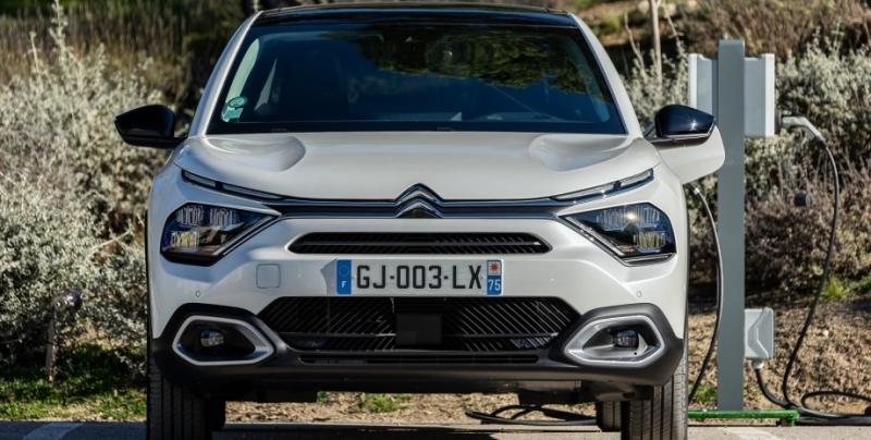 Citroen показали недорогие электрокроссоверы e-C4 и e-C4 X с запасом хода свыше 400 км (фото)