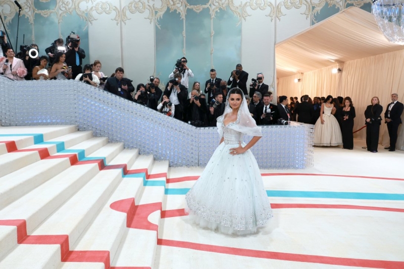 Пенелопа Крус выбрала для Met Gala 2023 одно из лучших платьев, созданных Лагерфельдом